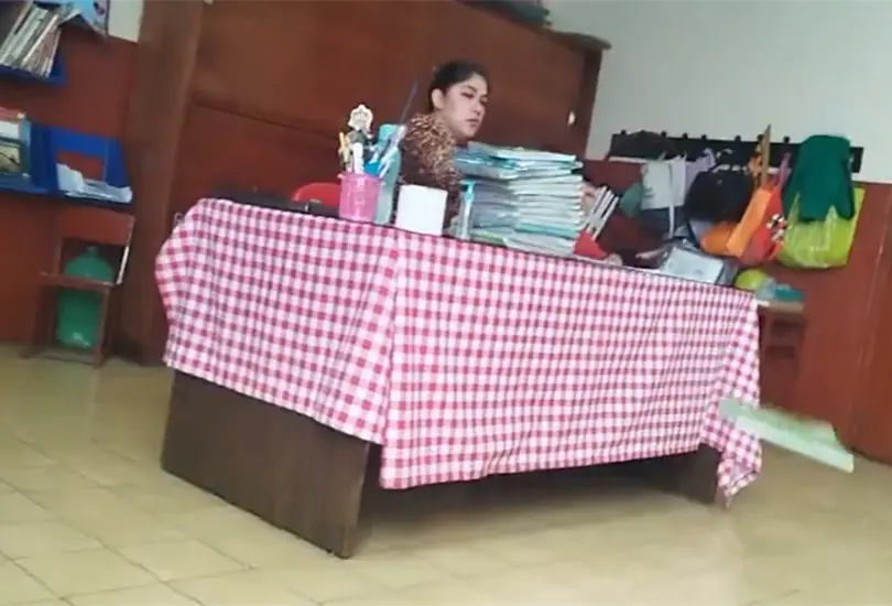 Retiran de su cargo a maestra que arroj&oacute; libretas de alumnos en Toluca; autoridades investigan 