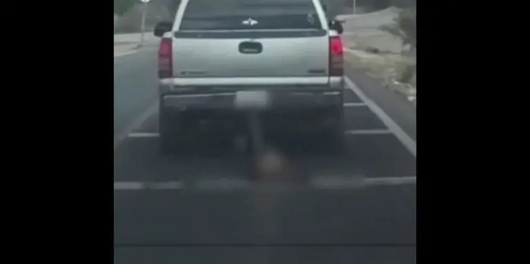 La mujer arrastró con su camioneta a su perrita. Foto: X (@MeganoticiaLeo).