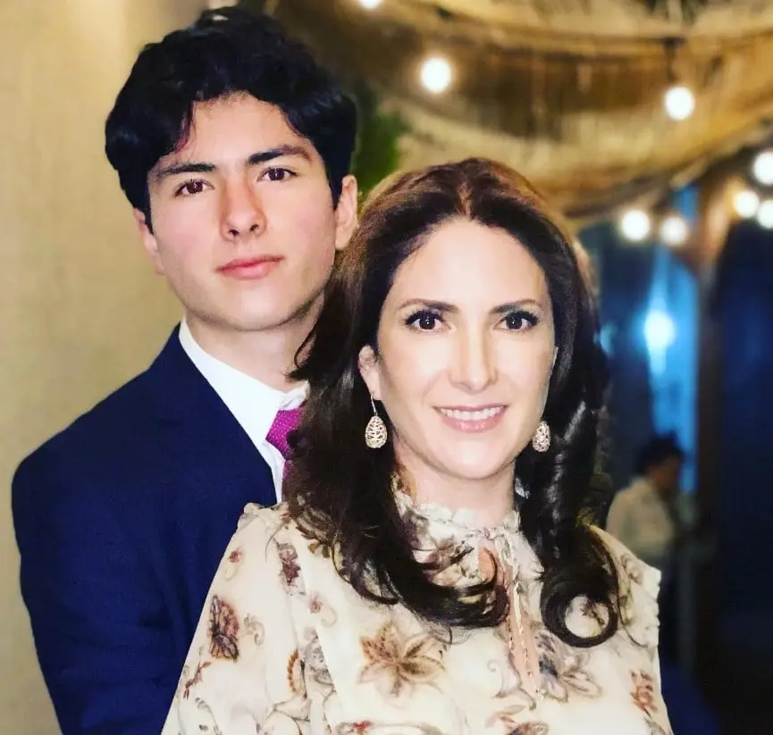 Su relación se dio cuando Peña Nieto todavía estaba casado con Mónica Pretelini y producto de su romance extramarital nació Diego Peña Díaz, en 2004, quien ahora tiene 19 años.