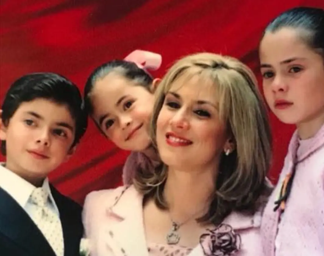 Durante su matrimonio procrearon tres hijos: Paulina, Nicole y Alejandro Peña Pretelini.