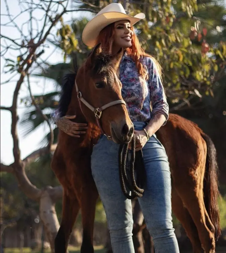 Mila fue la yegua rescata quien tuvo una recuperación delicada, pero con el tiempo pudo volver a estar tranquilaFoto: Instagram @cuacolandia