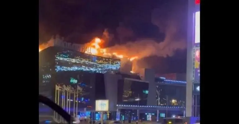 El siniestro terminó con el edificio en llamasFoto: X @AricToler