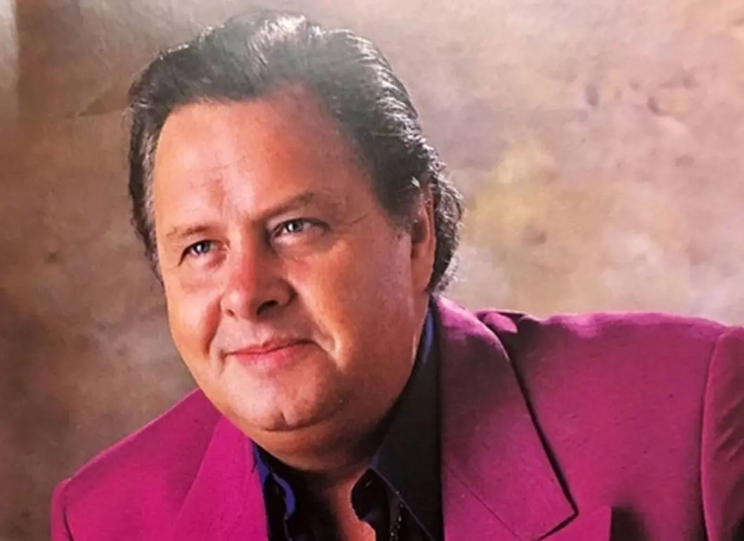 Paco Stanley era un popular comediante y conductor que fue asesinado afuera del restaurante 'El Charco de las Ranas' en 1999. 