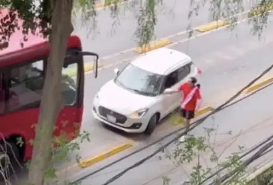 VIDEO| Conductor invade carril del Metrobús y ´hace berrinche´ porque unidad no lo deja pasar