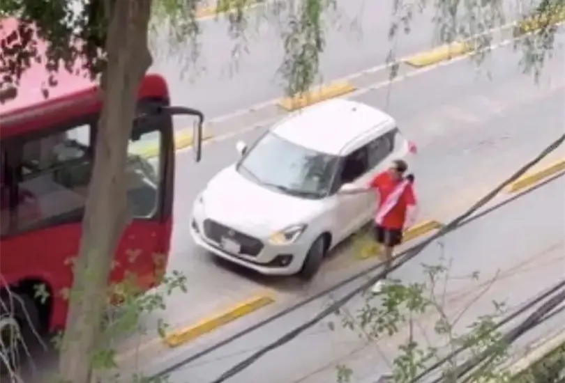 VIDEO| Conductor invade carril del Metrob&uacute;s y &acute;hace berrinche&acute; porque unidad no lo deja pasar