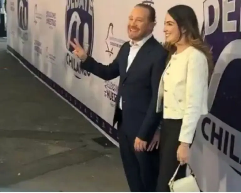 Santiago Taboada con su novia Fernanda Chávez en el #DebateChilango. Foto X: @betotavira