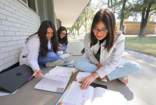 En la actualidad, el número de mujeres inscritas en educación superior supera a la de los hombres.