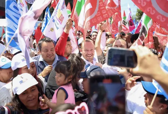 El panista visitó a los locatarios de mariscos y pescado.