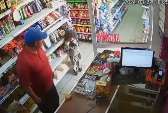 Captan a hombre golpeando a menor de edad en tienda de San Luis Potosí 