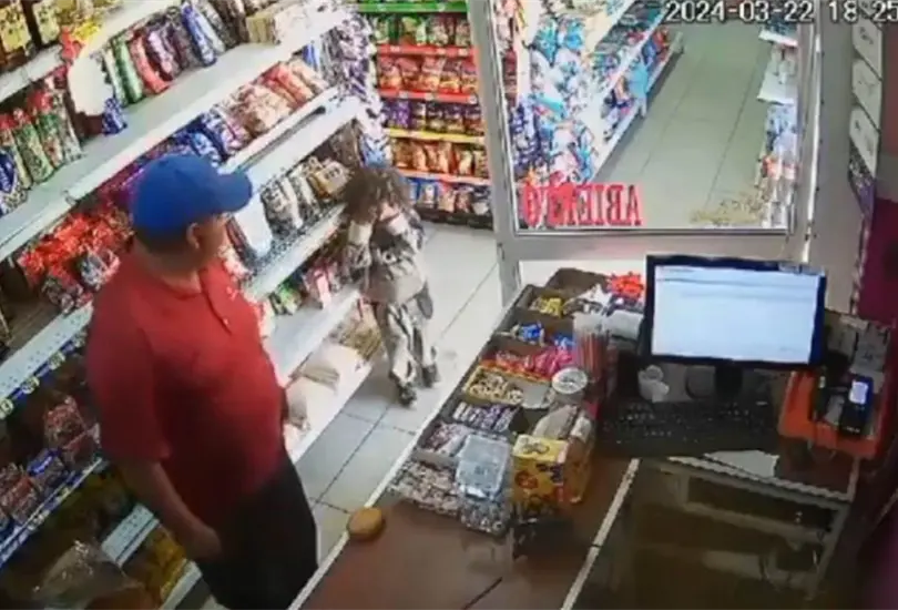 Captan a hombre golpeando a menor de edad en tienda de San Luis Potos&iacute; 