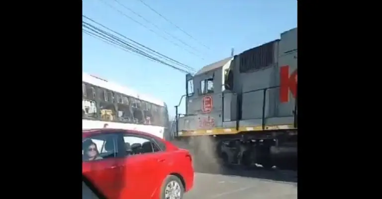 El tren impactó en la parte de atrás al camión. Foto: especial.