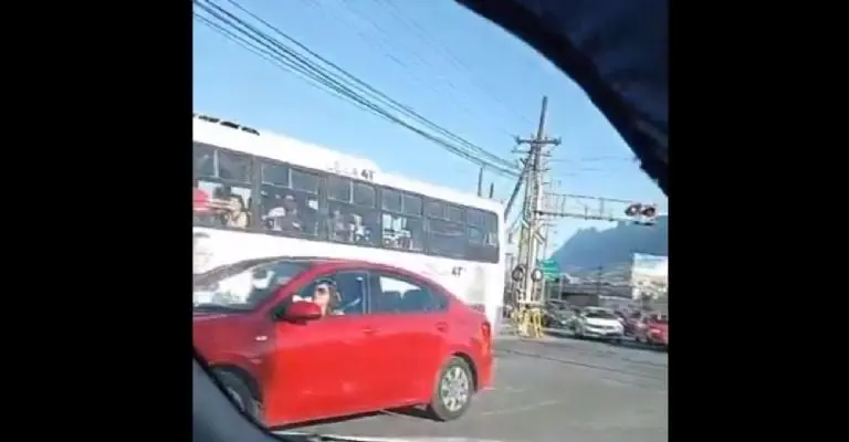 Los pasajeros intentaron salir del camión al ver el tren. Foto: especial.