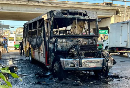 Los perpetradores llegaron a detener al camión, después bajaron a las personas e incendiaron la unidad.