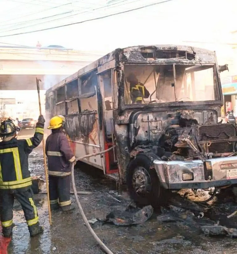 Bomberos y elementos de protección civil llegaron de manera inmediata para calmar las llamasFoto: X @ElSoldeGuerrero
