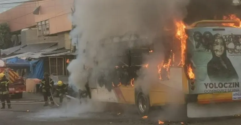 El incendio del camión ocurrió a plena luz del díaFoto: Redes Sociales