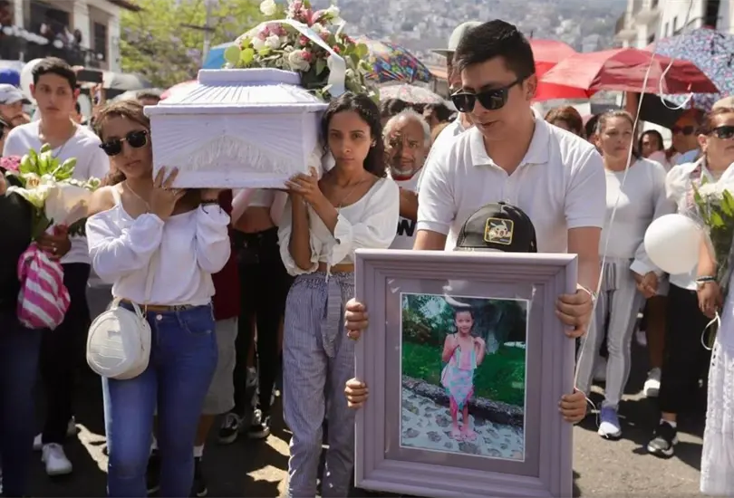 Dan último adiós a Camila Dan último adiós a Camila