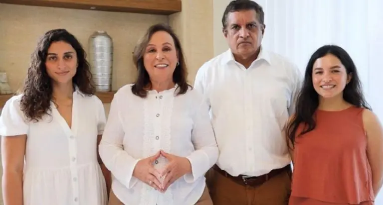 Rocío Nahle, su esposo José Luis Peña y sus dos hijas, Rocío y Tania Créditos: Especial