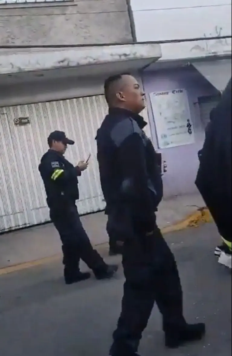 Captan a policía del Edomex en presunto estado de ebriedad con cerveza en mano y uniformado - Tomada de video