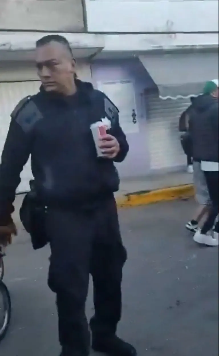 Captan a policía del Edomex en presunto estado de ebriedad con cerveza en mano y uniformado - Tomada de video
