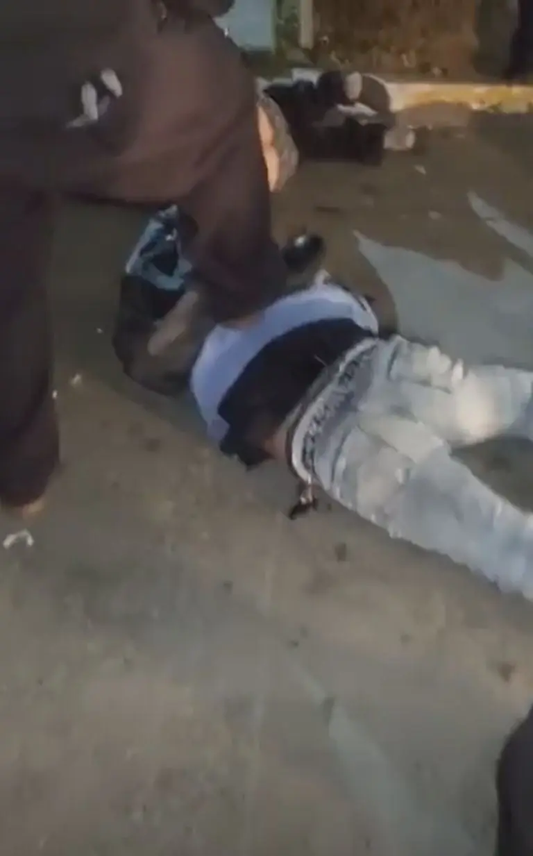 Taxistas intentan linchar a presuntos asaltantes en Tijuana - Captura de pantalla