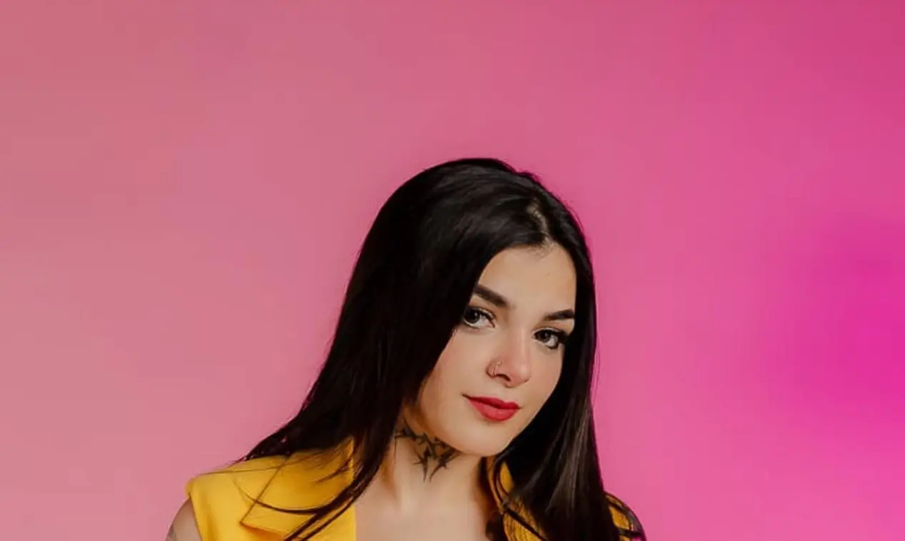 En Instagram la siguen un mill&oacute;n de usuarios y en Facebook m&aacute;s de 5 millones, aunque cabe destacar que le han cerrado sus cuentas en varias ocasiones por el contenido que publica.