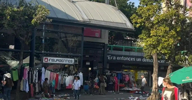 El Metro y Metrobús dan servicio en la estación Insurgentes a decenas de miles de usuarios a diario. (Gisela Vieyra, Quinto Poder)
