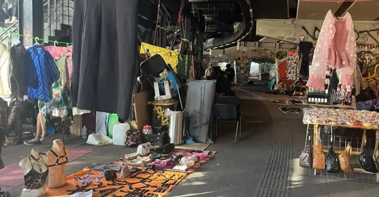 Los puestos ambulantes han ganado espacio en la explanada. (Gisela Vieyra, Quinto Poder)