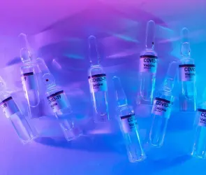 Revelan estado de salud del hombre que se vacunó 217 veces contra el Covid-19