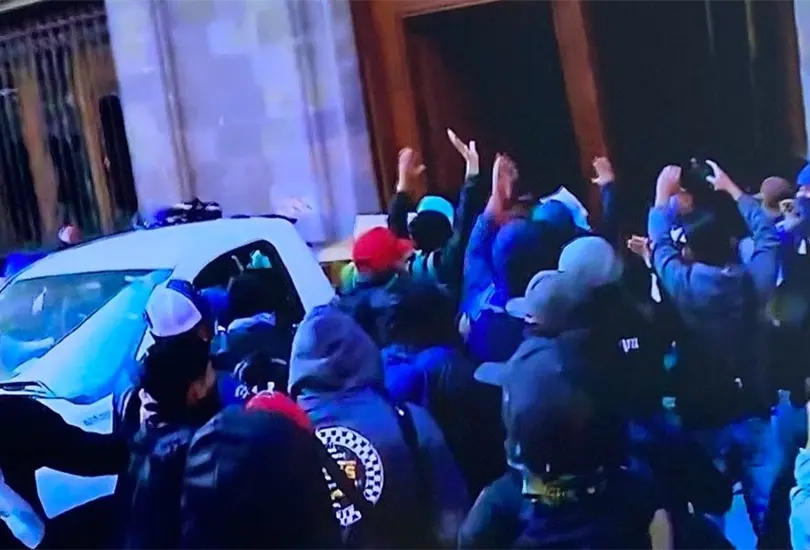 Normalistas golpearon la puerta de Palacio Nacional. 
