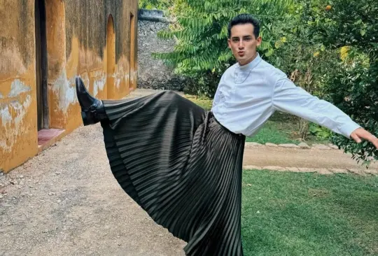 Emilio Osorio modela su falda