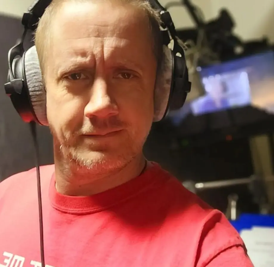 Ahora tiene 48 años, ha participado en series como All Rise y Brooklyn Nine-Nine.