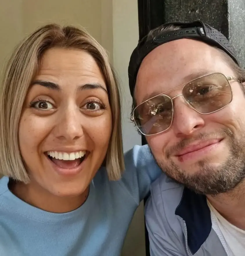 Adem&aacute;s, tiene un podcast en Spotify llamado 'Se le tiene', que transmite desde S&iacute;dney.