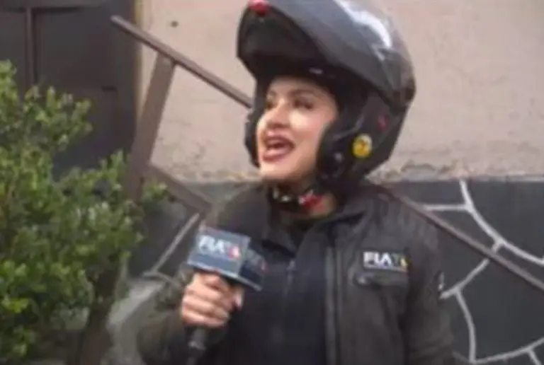 Kariana Colmenero, nuestra reportera "todoterreno" sufre de una caída mientras efectuaba su informe EN VIVO Créditos: Especial