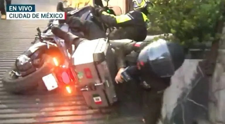 Reportera de Azteca Noticias tiene tremenda caída en vivo en la calle más peligrosa de CDMX Créditos: Especial