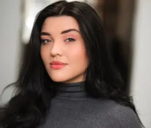 Actriz muere trágicamente por coágulo de sangre que no detectaron a tiempo; le recetaron paracetamol