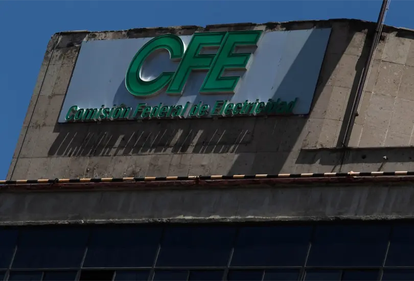 Para realizar el tr&aacute;mite de cambio de titular, el usuario debe acudir a un m&oacute;dulo de atenci&oacute;n de la CFE. 