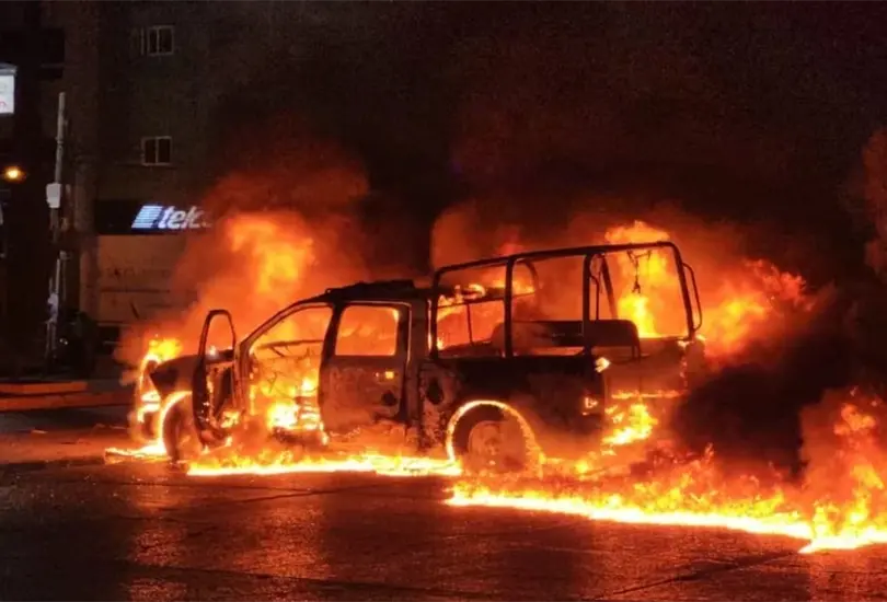 Polic&iacute;as balean a estudiantes de la Normal de Ayotzinapa 