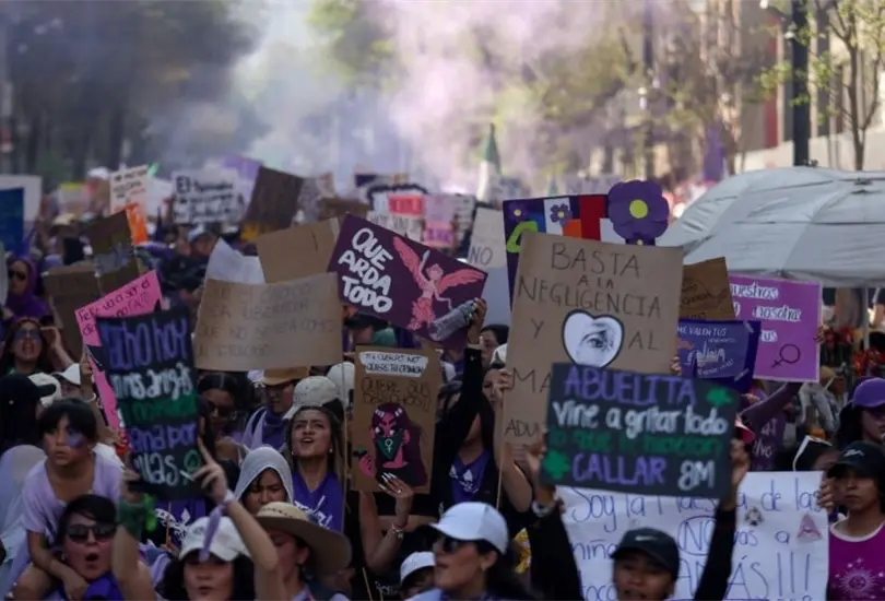 Miles mujeres se manifestaron en la Ciudad de M&eacute;xico para denunciar la violencia que enfrentan y para exigir el respeto de sus derechos.