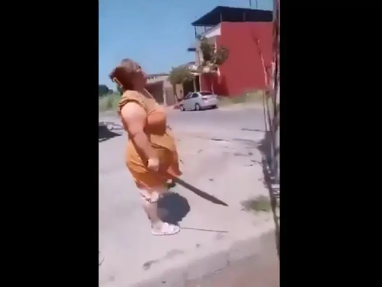 Mujer amenaza a trabajadores de CFE (X)