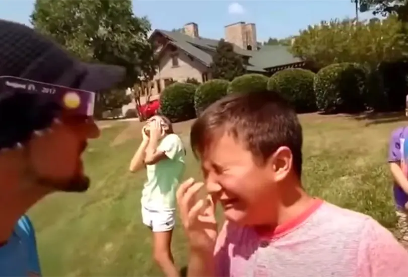 Ni&ntilde;o supuestamente ciego por el eclipse
