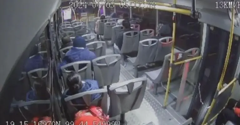 El presunto ladrón acababa de subirse a la unidadFoto: Captura