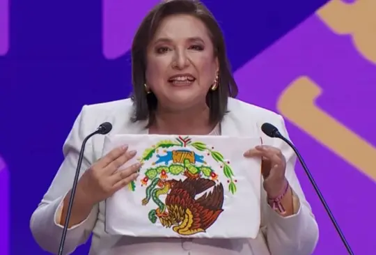 Xóchitl Gálvez presentó la bandera al revés en el primer debate.