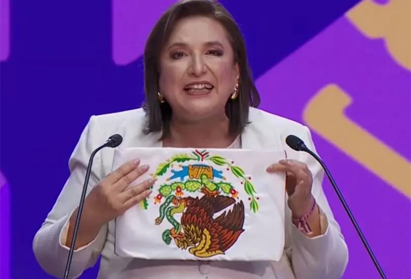 X&oacute;chitl G&aacute;lvez present&oacute; la bandera al rev&eacute;s en el primer debate.