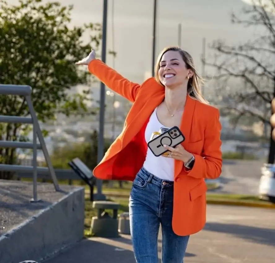 Incursion&oacute; en la pol&iacute;tica en 2021, ayudando a su esposo en su campa&ntilde;a para gobernador de Nuevo Le&oacute;n y fue clave para que &eacute;l ganara. Ahora ella se lanz&oacute; como candidata de Movimiento Ciudadano para la alcald&iacute;a de Monterrey.