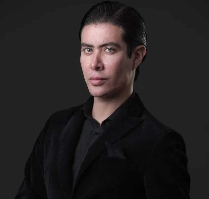 Gan&oacute; popularidad por su defensa de la comunidad LGBTQ+, aunque tambi&eacute;n ha sido criticado por las extravagancias que presume en sus redes sociales. Ahora aspira a ser diputado por Morena.