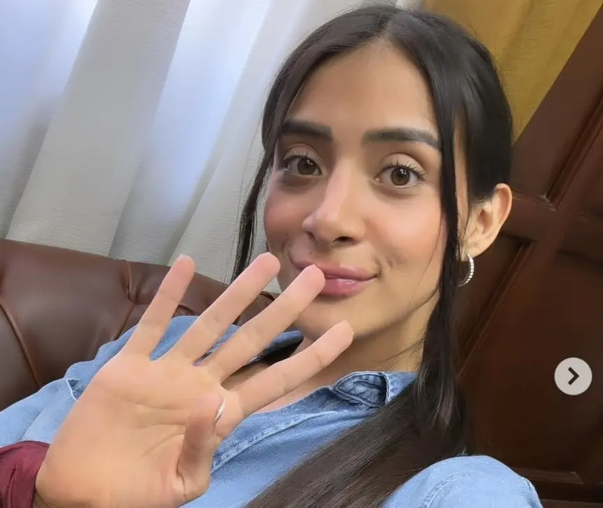 Es una popular youtuber quien salt&oacute; a la fama por cubrir las ma&ntilde;aneras de AMLO y expresarle su apoyo. En 2021 fue candidata a diputada local en Zapopan, pero perdi&oacute;. En estas elecciones de 2024, es candidata a regidora de Tonal&aacute;, Jalisco.