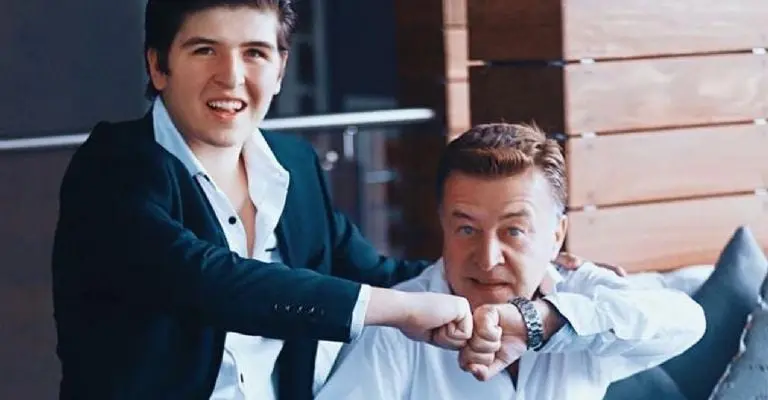 Fofo Márquez y su padre, quien supuestamente intentó sobornar al oficial a cargo del caso. Foto: redes sociales.