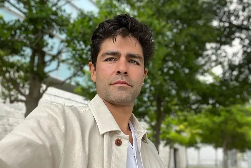 Ahora tiene 47 a&ntilde;os y es padre de un hijo. Ha protagonizado series como 'Clickbait' y 'Entourage'.