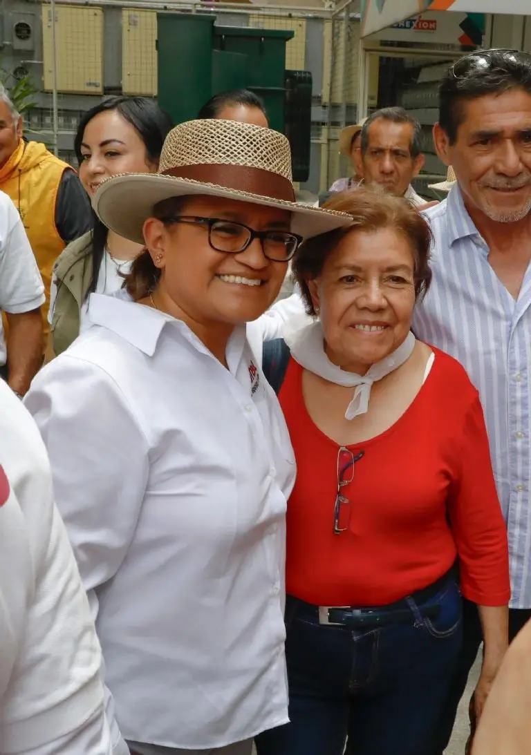 Junto a los vecinos recorrió diferentes calles en diversas colonias de IztapalapaFoto: X @ALEIDAALAVEZ