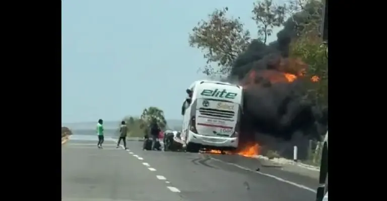 Así se incendió el autobús de pasajeros en Sinaloa. Foto: especial.